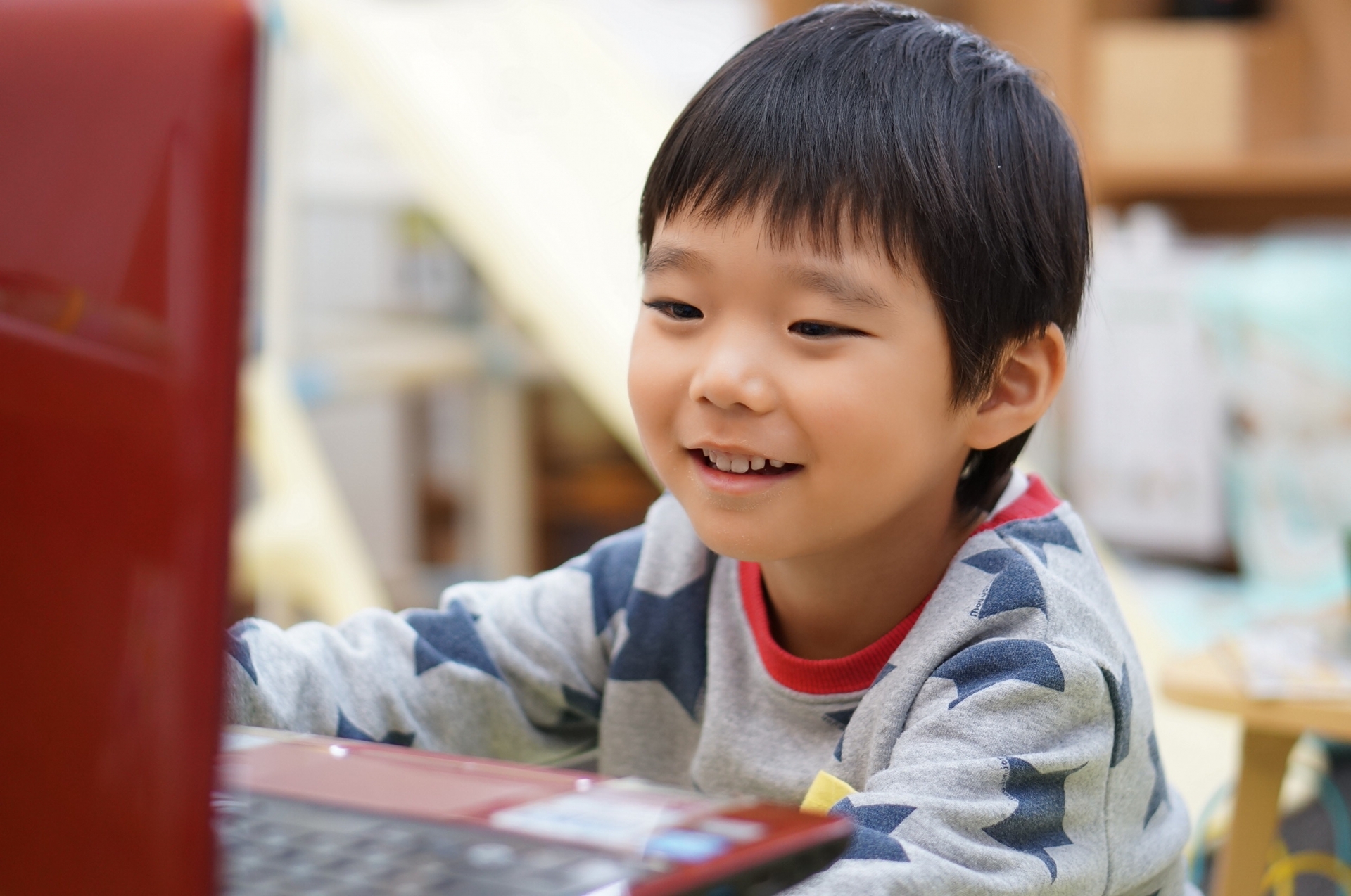 おうちでオンライン学習するこども