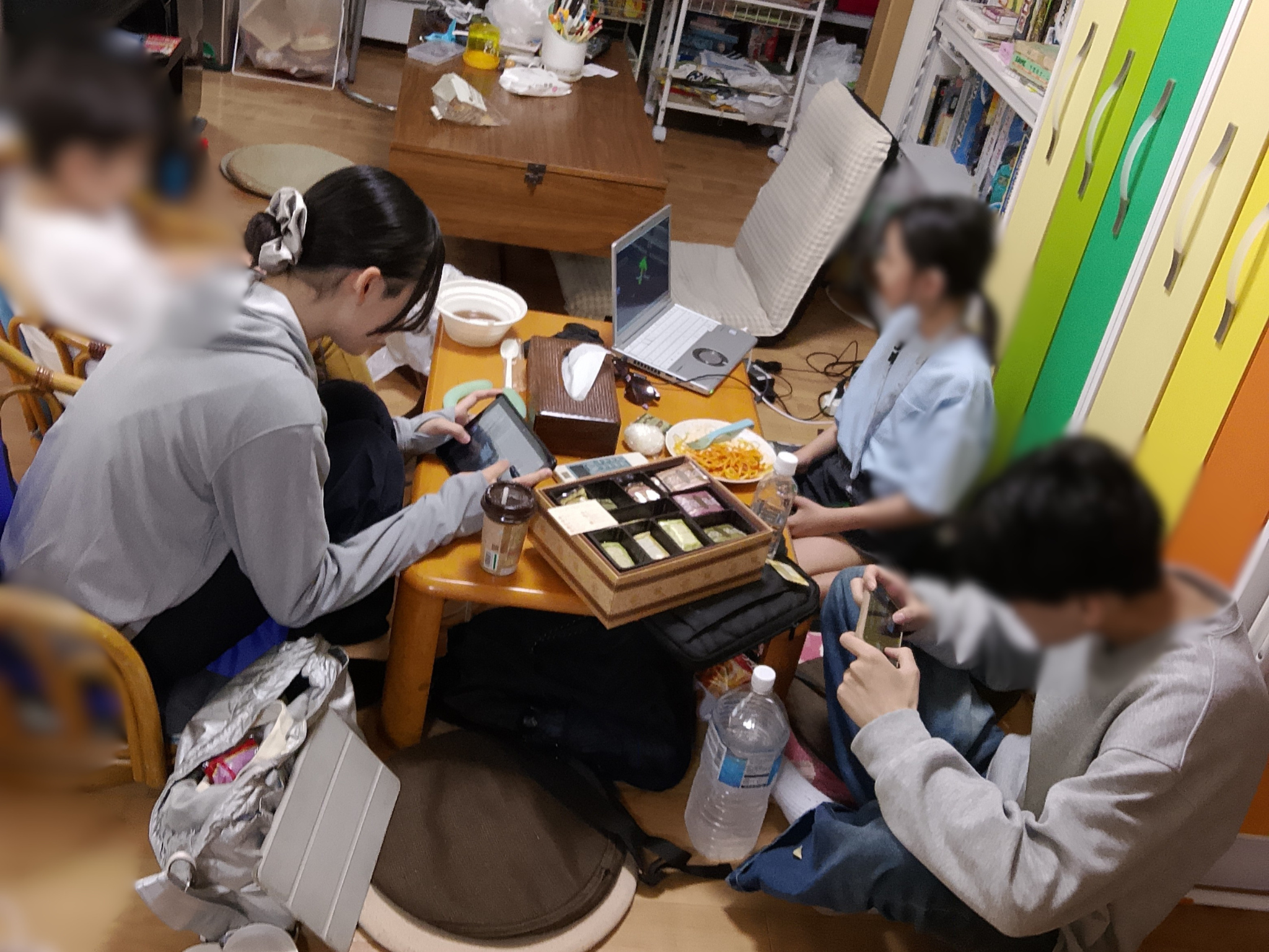 こどもとボランティアが一緒に過ごしている様子