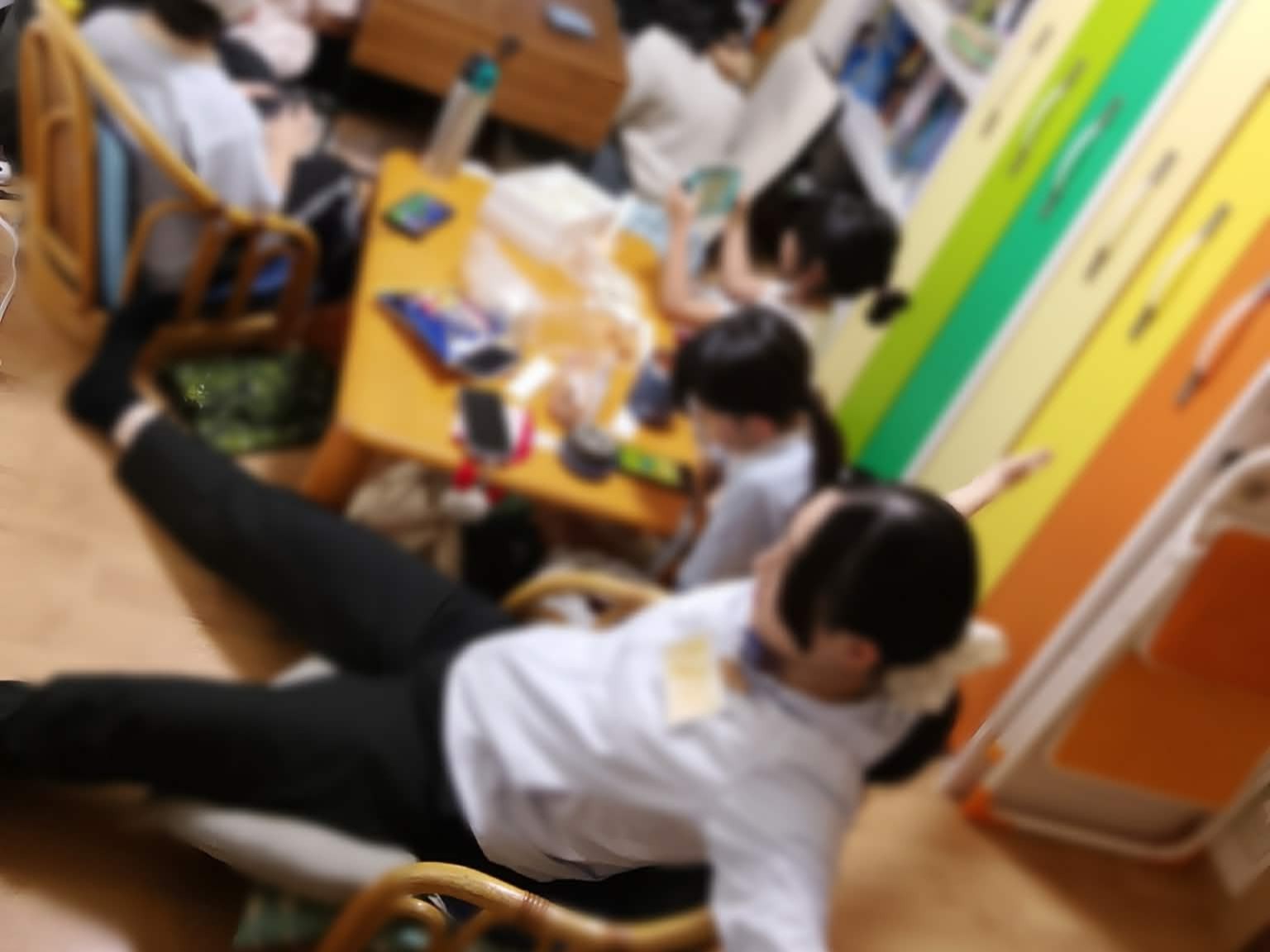 大人が自分の時間を過ごしている様子
